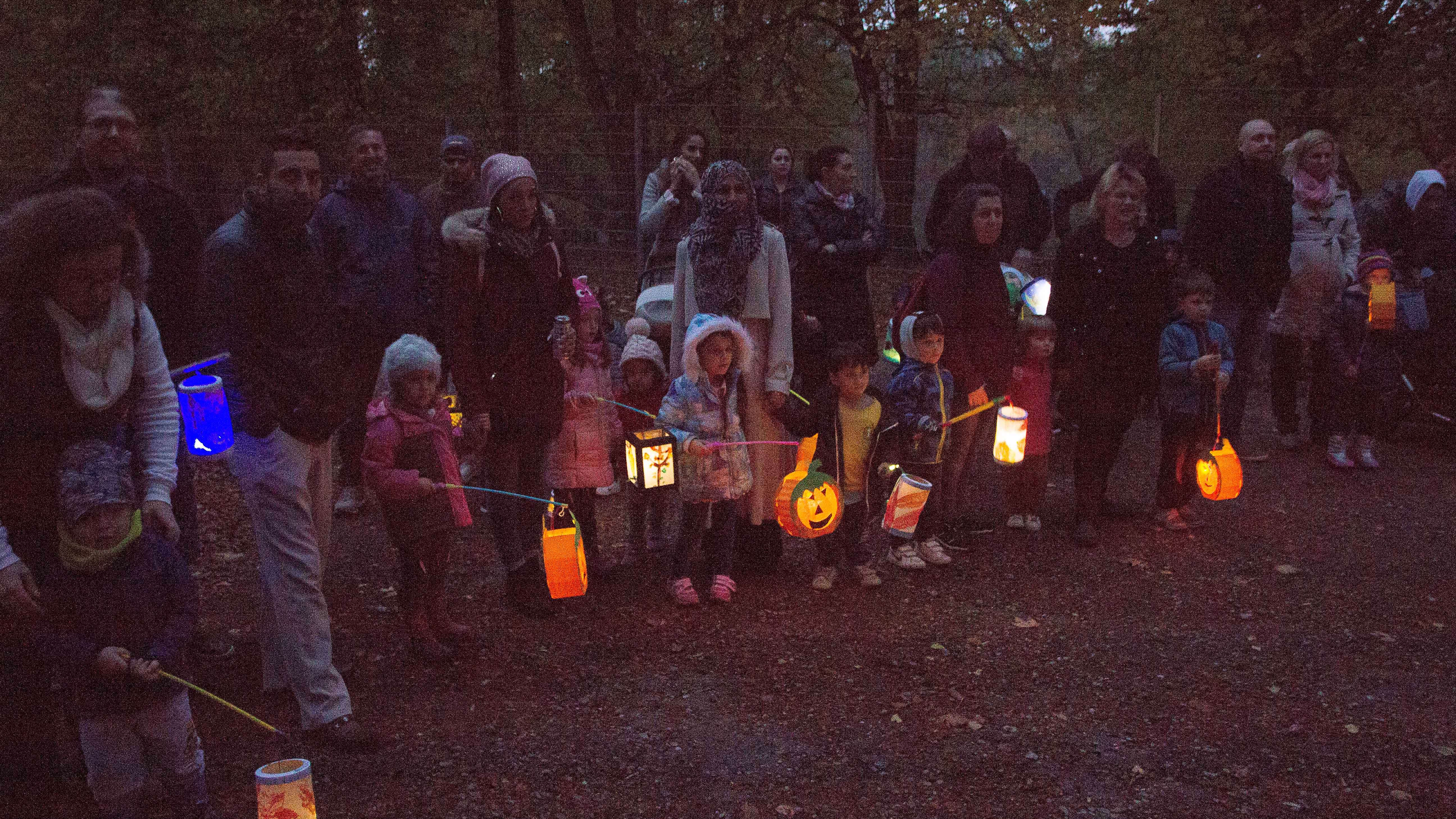  Zahlreiche Eltern mit ihren Kindern und die Erzieher/innen trafen sich bei mildem Herbstwetter auf dem Waldsportplatz 